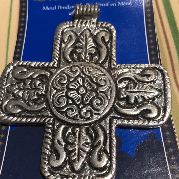 NWT Heavy silver tone ornate cross - Picture 4 of 8
